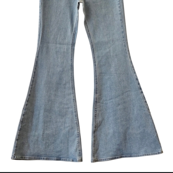 84 NWT FOREVER 21 MID RISE FLARE JEANS WOMEN'S SIZE MEDIUM - Picture 4 of 10